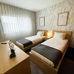 House 9 * 吉马良斯